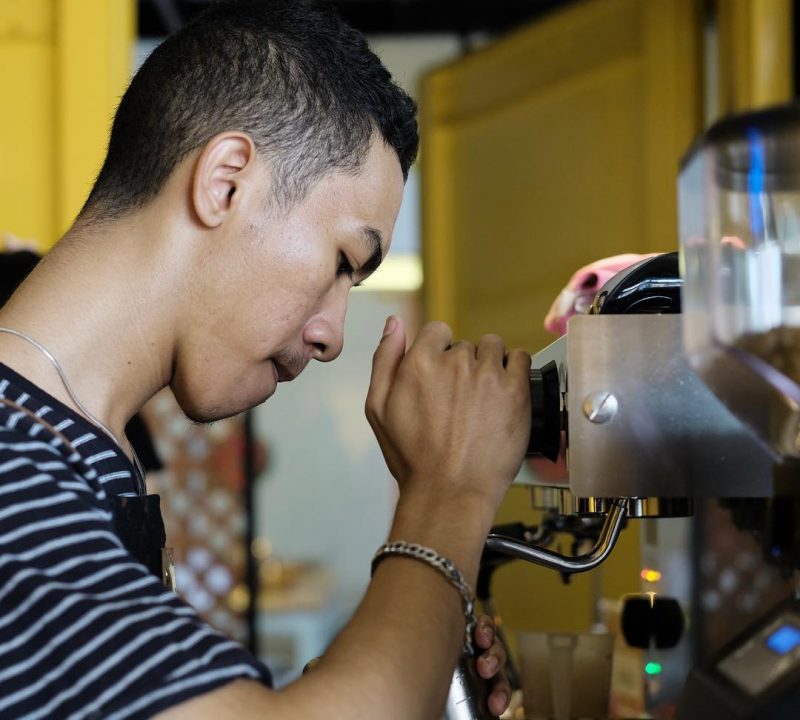 Tentang Barista Mengenal Tugas Dan Kualifikasi Menjadi Seorang Barista Coffeeland