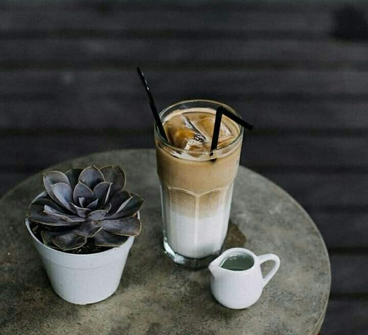 Siapa yang suka dengan es kopi susu gula aren? Pastinya hampir semua kalangan menyukai minuman yang satu ini. Es kopi susu gula aren banyak diminati karena rasanya yang mudah diterima dan harganya yang terjangkau.